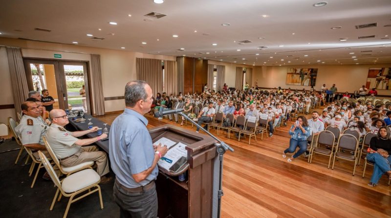 O evento aconteceu no Hotel Vila Galé Marés, em Guarajuba, e formou 17 turmas de cinco escolas da rede pública municipal.