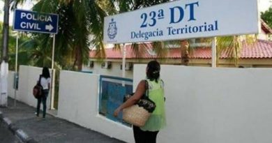 O delegado de Lauro de Freitas, titular da 23ª DT, apresentou os criminosos responsáveis por vários assaltos a estabelecimentos