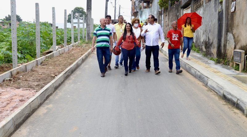 Na manhã desta quarta-feira (27), a prefeita Moema Gramacho esteve nas ruas do CAIC, localizadas no bairro de Itinga. A região passou por obras de revitalização