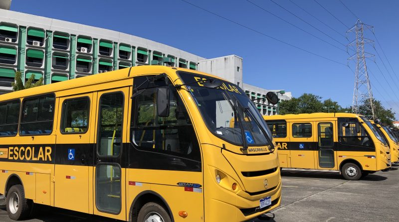 A Prefeitura de Lauro de Freitas recebeu, nesta terça-feira (19), do Governo do Estado da Bahia, um novo ônibus para reforçar a atual frota