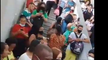 A segunda-feira (4) começou bem agitada para quem precisou utilizar o metrô na Estação Pirajá, em Salvador. De acordo com os passageiros, um dos trens parou de funcionar.A segunda-feira (4) começou bem agitada para quem precisou utilizar o metrô na Estação Pirajá, em Salvador. De acordo com os passageiros, um dos trens parou de funcionar.