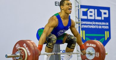 Brasileiro terminou movimento com 141kg cumpridos, um a mais do que marca anterior; dia ainda teve Raquel Souza que igualou recorde nacional no arremesso