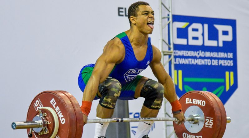 Brasileiro terminou movimento com 141kg cumpridos, um a mais do que marca anterior; dia ainda teve Raquel Souza que igualou recorde nacional no arremesso