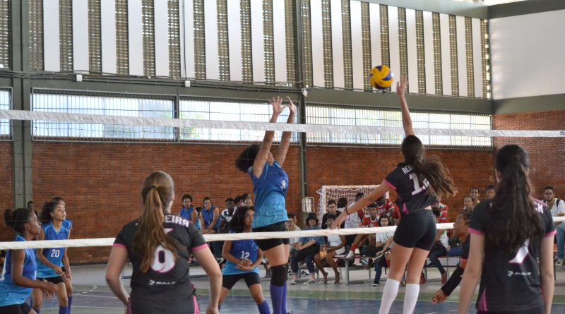 Os Jogos Escolares da Bahia com jogos acontecendo nas cidades de Juazeiro e Jequié nas modalidades de futsal, handebol, basquete e vôlei.