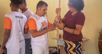 studantes da rede municipal de Lauro de Freitas, inscritos no Projeto Ginga, receberam, nesta quinta-feira (04), materiais (camisa, calça, sandália) para aulas de capoeira.