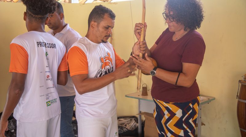 studantes da rede municipal de Lauro de Freitas, inscritos no Projeto Ginga, receberam, nesta quinta-feira (04), materiais (camisa, calça, sandália) para aulas de capoeira.