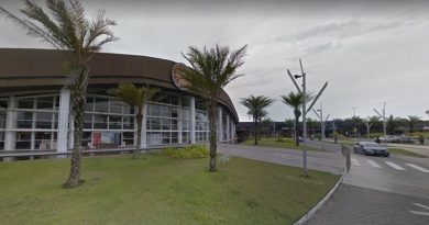 Cinco homens assaltaram uma joalheria localizada no Outlet Premium Salvador, em Camaçari, cidade da Região Metropolitana, domingo (21).