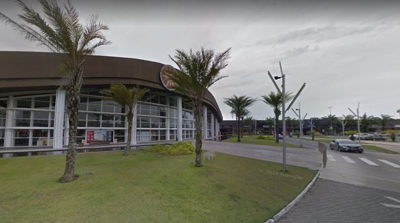 Cinco homens assaltaram uma joalheria localizada no Outlet Premium Salvador, em Camaçari, cidade da Região Metropolitana, domingo (21).
