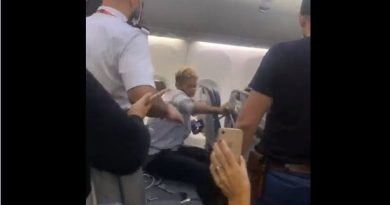 Segundo o blog Aviação, do R7, o passageiro embarcou com uma garrafa que parecia ser água. Ao longo da viagem, ele adormeceu e teria começado a babar.