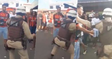 Um agente do Batalhão Especializado em Policiamento de Eventos (BEPE) foi filmado agredindo um torcedor do Vitória com um pontapé e com golpes de cacetete.