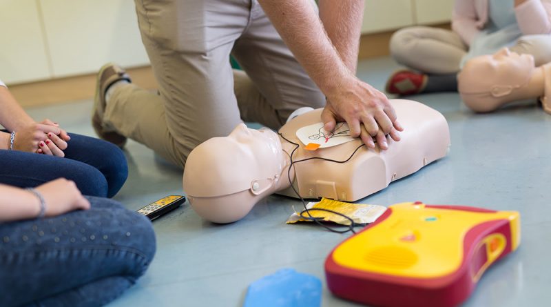 Garantir o ensino de primeiros socorros nas escolas assegura melhor assistência em situações de emergência, o que pode ser crucial para salvar vidas