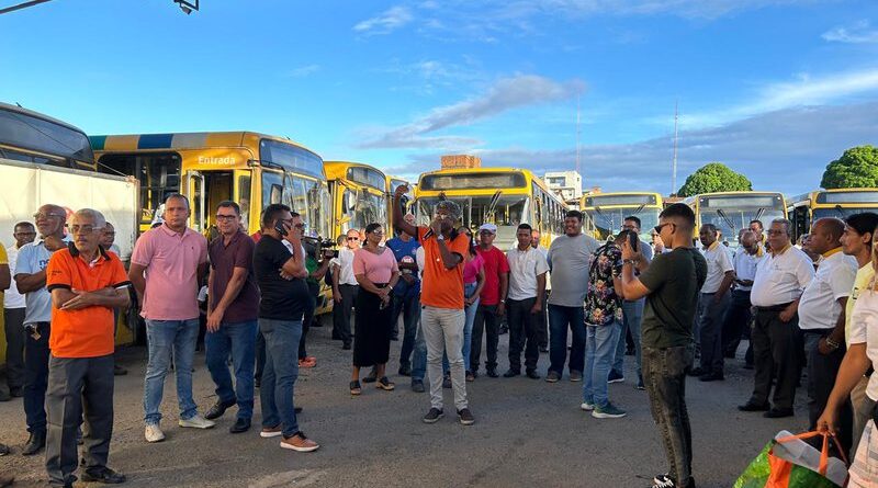 Rodoviários atrasam saída dos ônibus em Salvador