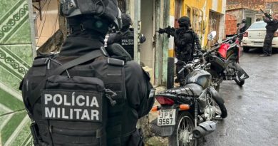 Polícia desarticula depósito de drogas e armas em Tancredo Neves, Salvador