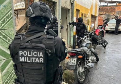 Polícia desarticula depósito de drogas e armas em Tancredo Neves, Salvador