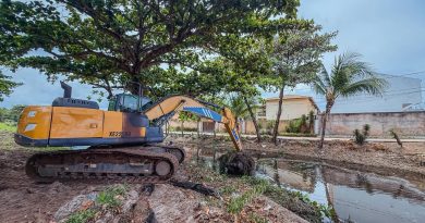 Prefeitura de Lauro de Freitas dá continuidade à limpeza no Rio Sapato