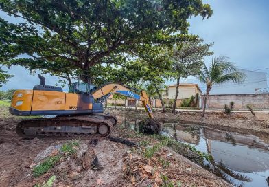 Prefeitura de Lauro de Freitas dá continuidade à limpeza no Rio Sapato