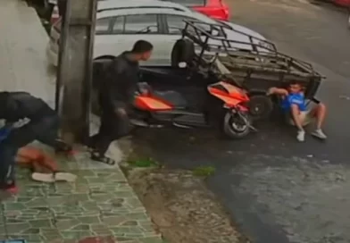 Foliões são agredidos por mototaxistas após discussão sobre corrida em Salvador