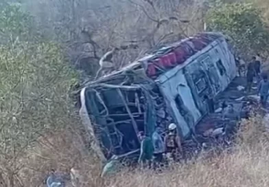 Ônibus com romeiros capota em Alagoas e deixa 15 mortos