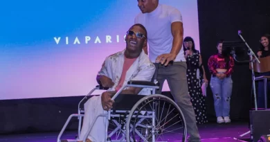 Desfile inclusivo reúne pessoas com deficiência e idosos em Lauro de Freitas