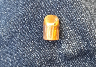 Criança de 8 anos é atingida por bala perdida dentro de escola em Lauro de Freitas