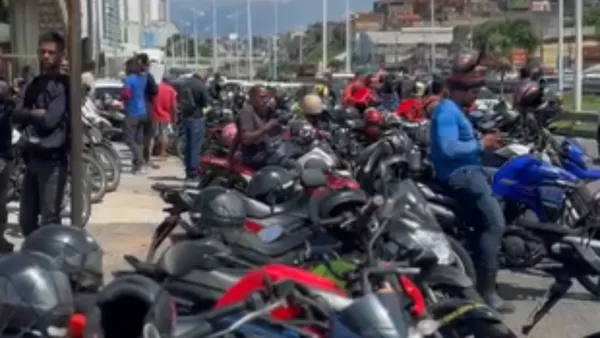 Motoboys protestam contra aumento dos combustíveis em Salvador
