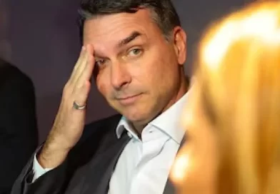 Caso Master: Flávio Bolsonaro teria negociado repasses milionários para filme sobre Jair Bolsonaro, diz site