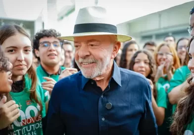 Lula rebate tarifas dos EUA e afirma que Brasil é quem deveria aumentar taxação sobre produtos americanos