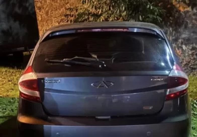 PM recupera carro roubado após denúncia no centro de Lauro de Freitas
