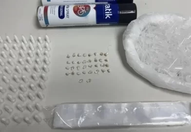 PM apreende drogas e detém suspeito por pichação com referência a facção criminosa em Camaçari