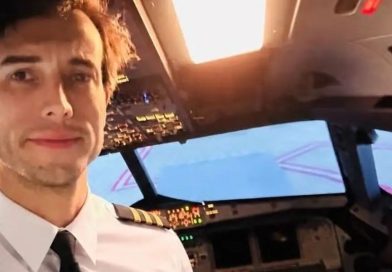 Instrutor de voo morre após saltar de aeronave durante treinamento; aluna assume controle e pousa em segurança