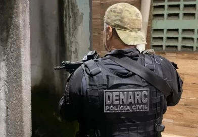 Operação Maré Vermelha mira grupo criminoso e cumpre mandados em Camaçari, Salvador e São Francisco do Conde