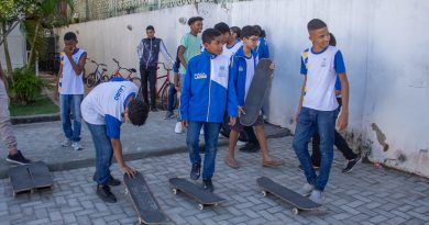 Prefeitura de Lauro de Freitas leva aulas de skate às escolas e incentiva prática esportiva entre estudantes