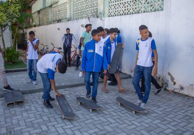 Prefeitura de Lauro de Freitas leva aulas de skate às escolas e incentiva prática esportiva entre estudantes