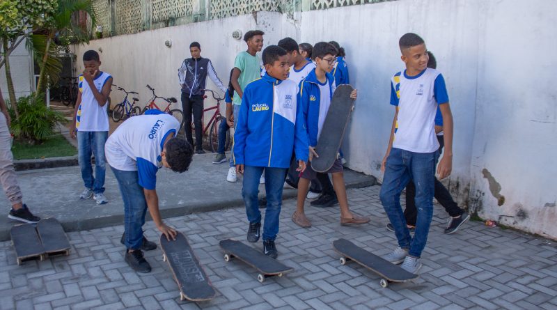 Prefeitura de Lauro de Freitas leva aulas de skate às escolas e incentiva prática esportiva entre estudantes