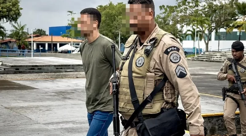 Justiça absolve policial militar e outro réu de triplo homicídio em Dias d’ÁvilaConselho de Sentença decidiu, por maioria, pela absolvição de Alisson Santiago dos Santos e Estevão Iury de Lima; julgamento terminou na madrugada desta quinta-feira (20) 20/08/2026 10h55Atualizada há 14 horas atrás Por: Gabriel SeixasFonte: Mais RegiãoKeila Abreu/Mais Região Keila Abreu/Mais Região O Tribunal do Júri de Dias d’Ávila absolveu, por maioria, Alisson Santiago dos Santos e Estevão Iury de Lima das acusações relacionadas ao triplo homicídio que vitimou o bancário Henrique Silva Borges, Jailma Barbosa da Silva e Giovanna Vitória Vilela, em março de 2025. O julgamento foi realizado nesta quarta-feira (19) e terminou por volta das 2h desta quinta-feira (20). Conforme a sentença, o Conselho de Sentença decidiu pela absolvição dos dois réus após a votação dos quesitos apresentados aos jurados. Alisson e Estevão respondiam por dois homicídios qualificados, pelas mortes de Henrique e Jailma, além da acusação de feminicídio pela morte de Giovanna. O caso havia sido levado ao Tribunal do Júri após a Justiça entender, na fase anterior do processo, que existiam elementos suficientes para que os dois fossem julgados pelos jurados. Durante o julgamento, foram ouvidas testemunhas e os dois acusados também foram interrogados. Nos debates, o Ministério Público sustentou as mesmas teses apresentadas na denúncia e na decisão de pronúncia, enquanto as defesas pediram a absolvição, com base na negativa de autoria. Na votação, os jurados reconheceram a materialidade dos crimes, ou seja, confirmaram que as mortes ocorreram. No entanto, ao responderem aos quesitos sobre a autoria atribuída aos dois acusados, o Conselho de Sentença votou negativamente. Com isso, os demais quesitos, incluindo aqueles relacionados às qualificadoras, ficaram prejudicados. A decisão final do Tribunal do Júri foi pela absolvição de Alisson Santiago dos Santos e Estevão Iury de Lima das acusações relacionadas às mortes das três vítimas. A sentença, assinada pela juíza Laura Mirella Neri de Morais, julgou improcedente a imputação apresentada na ação penal. Os dois estavam presos preventivamente por causa deste processo. Com a absolvição, a magistrada determinou a expedição dos respectivos alvarás de soltura, desde que não exista outro motivo legal que justifique a manutenção das prisões. Relembre o caso O triplo homicídio aconteceu na madrugada do dia 7 de março de 2025, em uma residência localizada no Parque Capuami, bairro Imbassaí, em Dias d’Ávila. Segundo a acusação apresentada pelo Ministério Público, as vítimas Henrique Silva Borges, Giovanna Vitória Vilela e Jailma Barbosa da Silva foram mortas com disparos de arma de fogo e golpes de arma branca. A investigação apontava que uma discussão ocorrida durante um encontro na residência teria antecedido os assassinatos. A acusação sustentava que o conflito envolvendo Henrique e Alisson teria começado após uma brincadeira sobre a região da Cetrel. Alisson Santiago dos Santos, que é policial militar, e Estevão Iury de Lima foram presos preventivamente durante as investigações. Alisson foi preso em 13 de março de 2025 e Estevão, em 20 de março do mesmo ano. Com o encerramento do julgamento, o Tribunal do Júri decidiu pela absolvição dos dois réus.