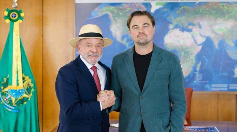 O ator Leonardo DiCaprio se reuniu nesta quarta-feira (2) com o presidente Luiz Inácio Lula da Silva (PT) e a primeira-dama Janja da Silva, no Palácio do Planalto, em Brasília. O encontro teve como foco questões ambientais e contou com representantes da organização Re:wild. DiCaprio, conhecido também por sua atuação em causas ambientais, está no Brasil para conhecer projetos de pesquisa, conservação da biodiversidade e proteção de ecossistemas. Durante a passagem pelo país, o ator visitou iniciativas desenvolvidas no Pantanal, em Mato Grosso do Sul, e se encontrou com o líder indígena cacique Raoni Metuktire. Amazônia e povos indígenas foram temas do encontro Após a reunião, Lula afirmou nas redes sociais que conversou com DiCaprio sobre os impactos das mudanças climáticas e as ações desenvolvidas no Brasil para proteção ambiental. Entre os assuntos abordados, segundo o presidente, estiveram a redução do desmatamento, o combate ao garimpo ilegal e a demarcação de terras indígenas. Lula também relatou que DiCaprio lembrou uma visita realizada ao Xingu há cerca de 25 anos e comentou o reencontro com Raoni, com quem voltou a discutir a preservação das florestas e a defesa dos territórios indígenas. Além de Lula, Janja e DiCaprio, participaram da reunião integrantes do governo federal das áreas de Cultura, Meio Ambiente e Povos Indígenas, além de representantes da Re:wild no Brasil e na América Latina.